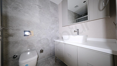 Modern tasarımlı banyo.