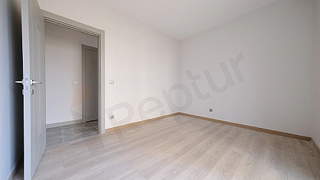 Şık ve modern yatak odası görseli.