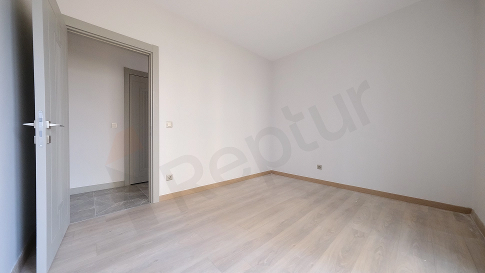 Şık ve modern yatak odası görseli.