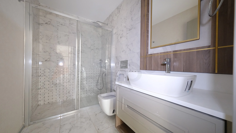 Modern tasarımlı banyo iç mekanı.