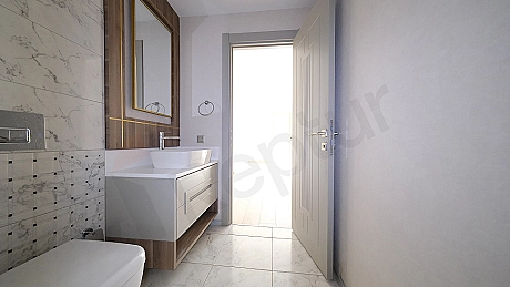 Modern tasarımlı, aydınlık ve ferah banyo.