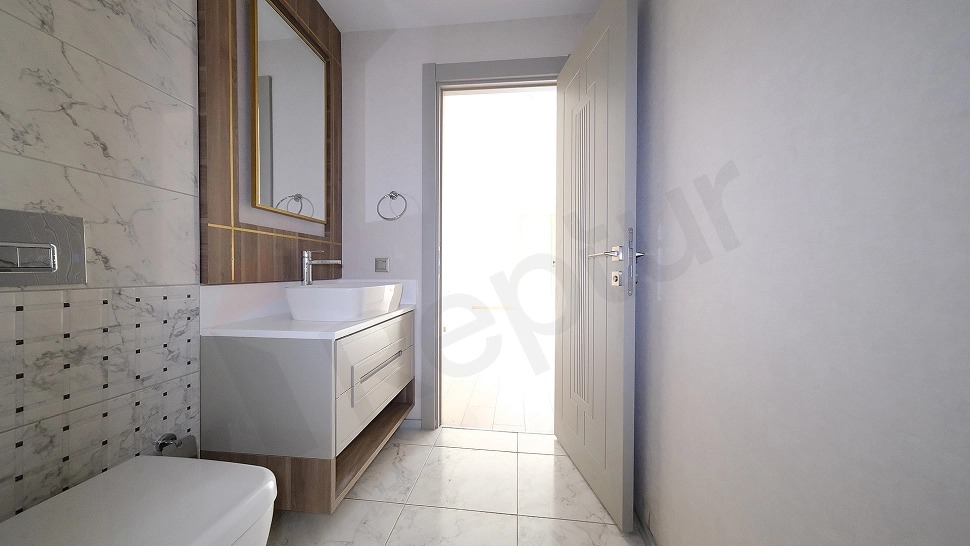 Modern tasarımlı, aydınlık ve ferah banyo.