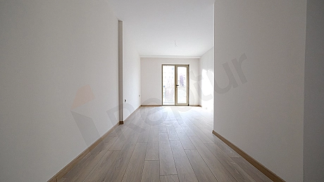 Şık ve modern tasarımlı bir yatak odası görseli.