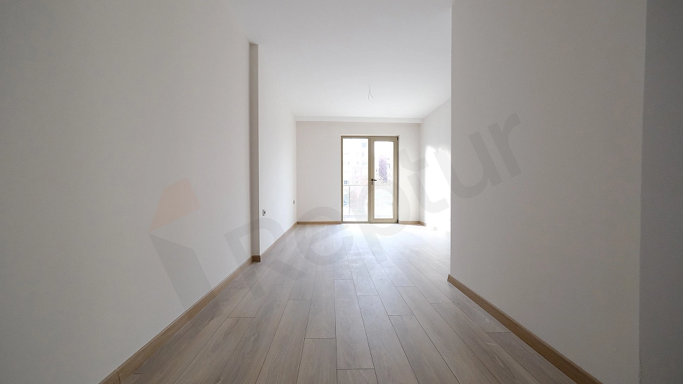 Şık ve modern tasarımlı bir yatak odası görseli.