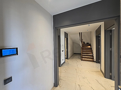 Başakşehir'de satılık eşyasız villa daire giriş fotoğrafı.