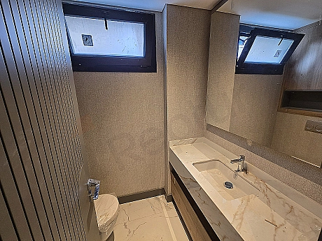 Modern tasarımlı, aydınlık ve geniş banyo iç mekanı.