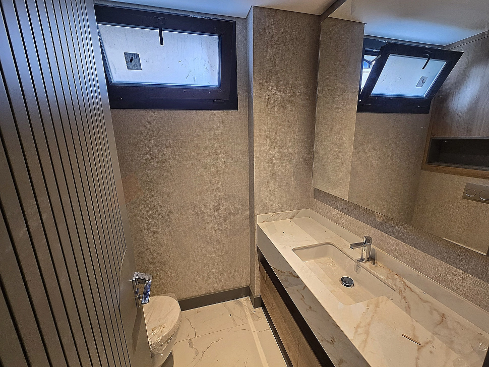 Modern tasarımlı, aydınlık ve geniş banyo iç mekanı.