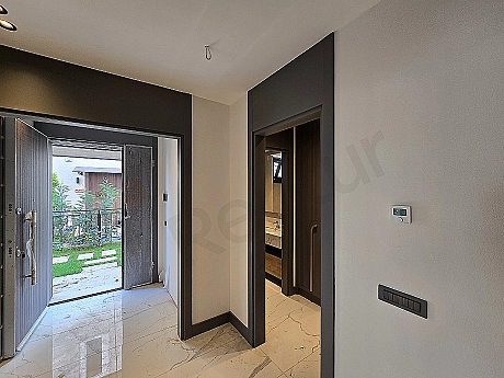 Villa giriş kapısı görseli.