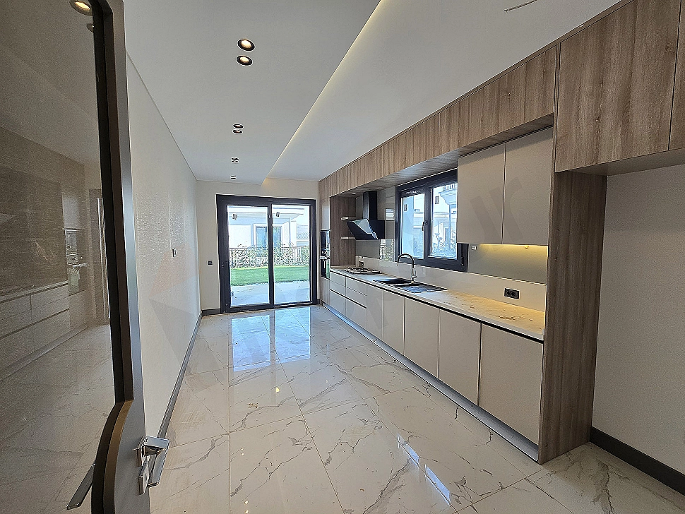 Modern mutfak tezgahı ve dolapları.
