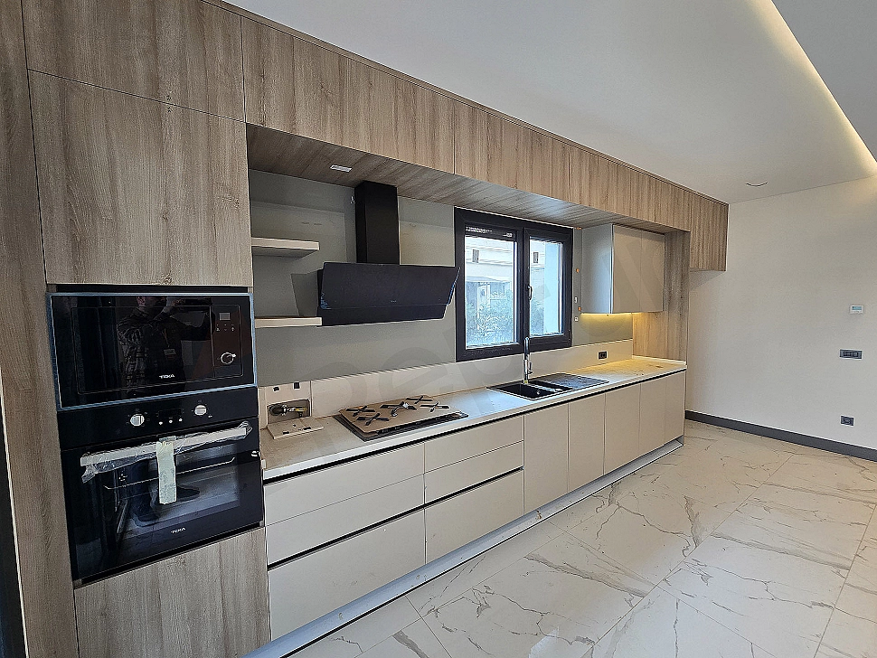 Modern tasarımlı, aydınlık ve geniş mutfak görseli.