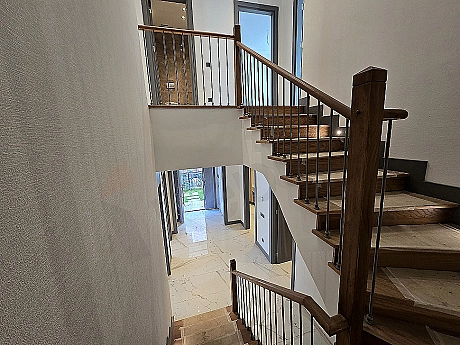 Geniş ve aydınlık villa koridoru iç mekan fotoğrafı.