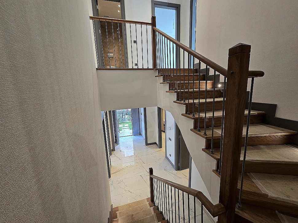 Geniş ve aydınlık villa koridoru iç mekan fotoğrafı.