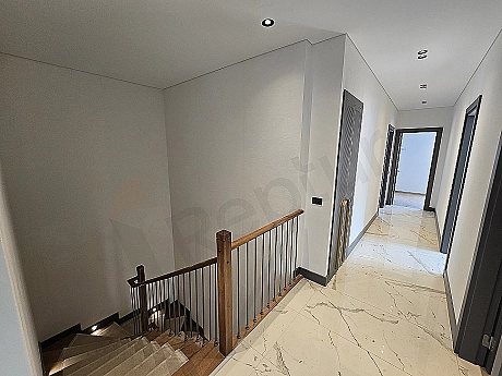 Başakşehir'de satılık eşyasız villa koridor görüntüsü.