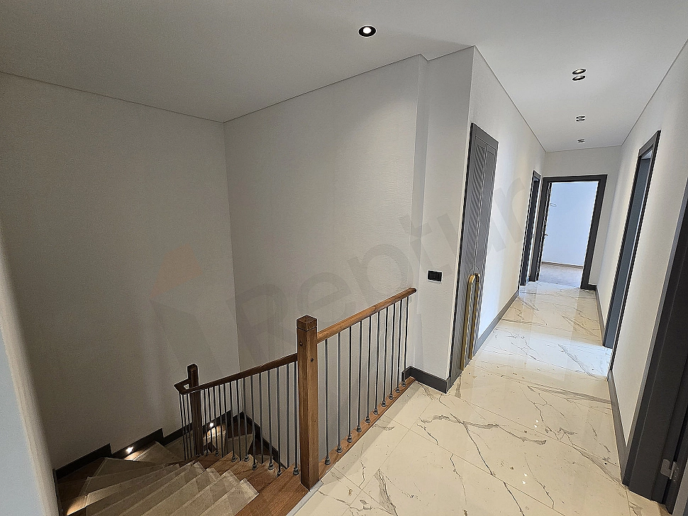 Başakşehir'de satılık eşyasız villa koridor görüntüsü.