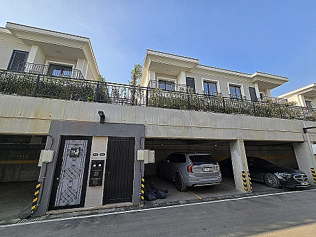 Başakşehir'de satılık villa için kapalı otopark görseli.