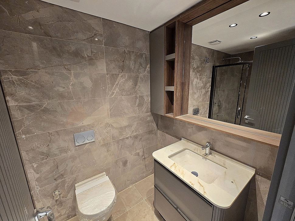 Modern tasarımlı, aydınlık ve ferah villa banyo iç mekanı.