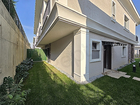 Geniş bahçeli villa fotoğrafı.