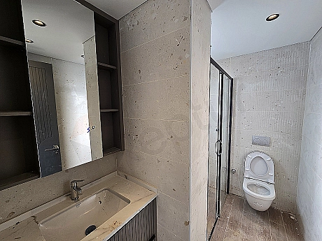 Modern tasarımlı lüks villa banyo iç mekanı.