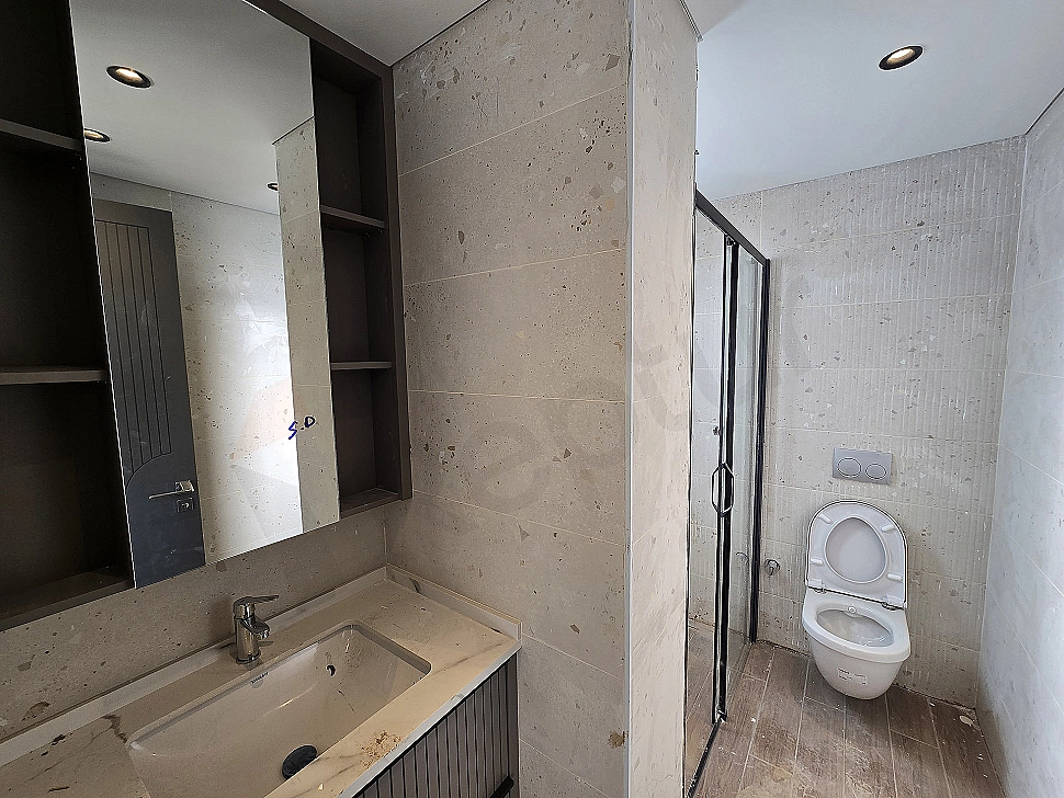 Modern tasarımlı lüks villa banyo iç mekanı.