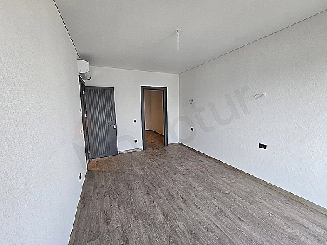 Şık ve modern tasarımlı bir yatak odası fotoğrafı.