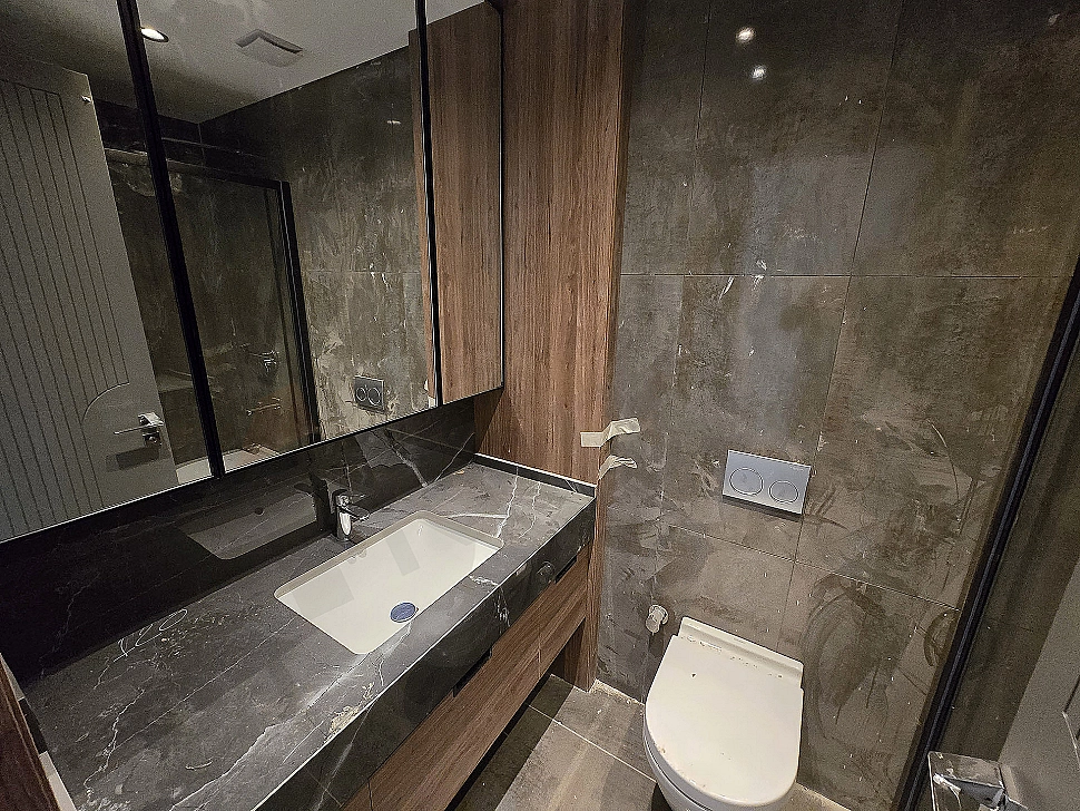 Modern tasarımlı, aydınlık ve ferah banyo iç mekanı.