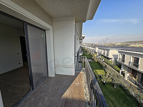 Başakşehir'de satılık eşyasız villa manzara resmi.