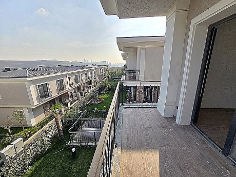 BAHÇEŞEHİR'DE İNŞAAT FİRMASINDAN SATILIK 5+1 DUBLEKS VİLLA: 155 M² BAHÇE VE VADİ MANZARALI