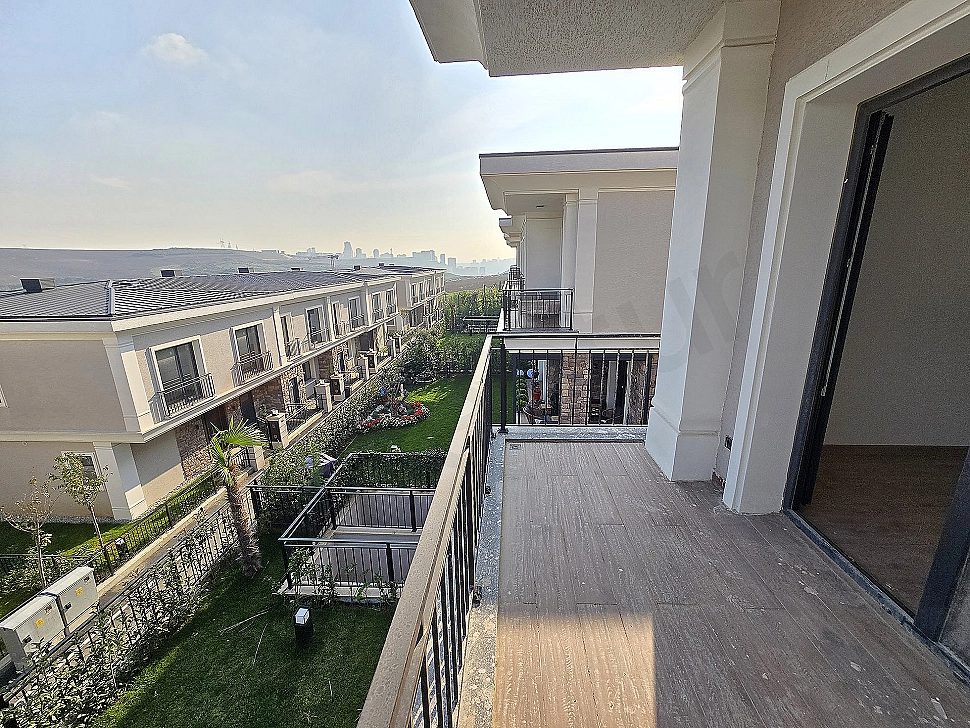 Başakşehir'de panoramik manzaralı villa fotoğrafı.