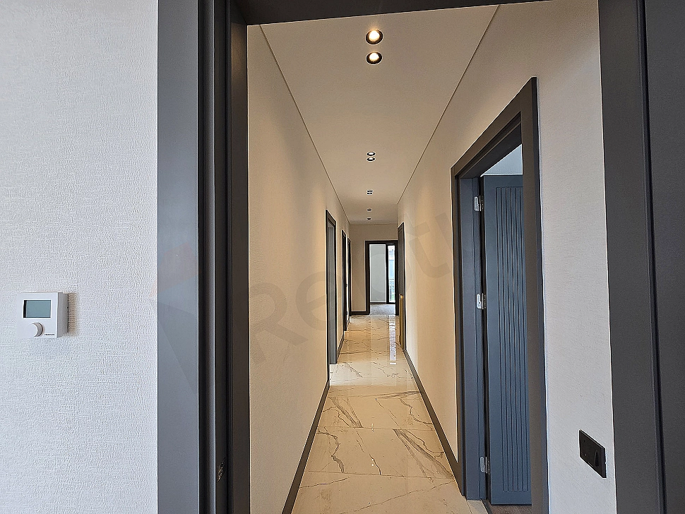 Başakşehir satılık villa koridor iç görünümü.