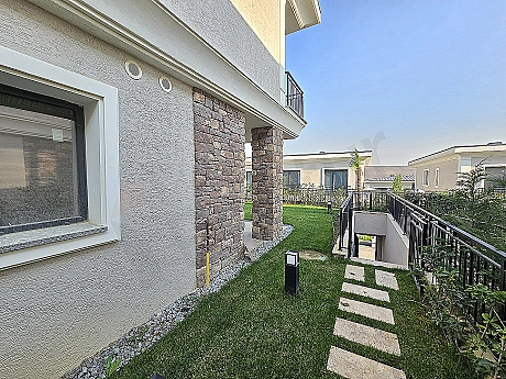 Geniş bahçeli villa görseli.