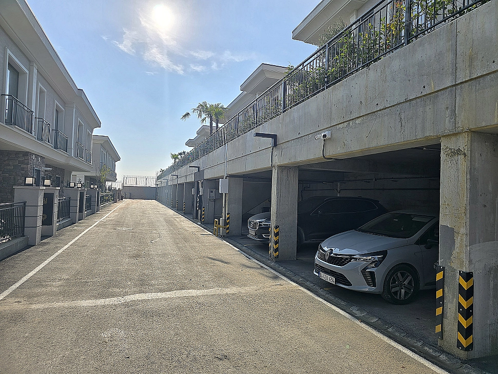 Başakşehir'de lüks villaya ait kapalı otopark alanı.