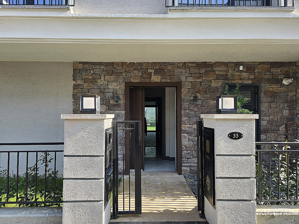 Villa giriş kapısı görseli.