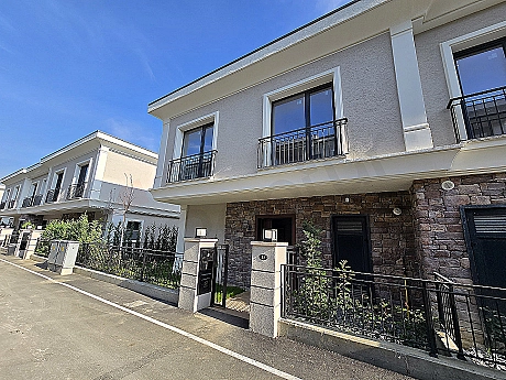 Başakşehir'de satılık eşyasız villa dış cephe görseli.
