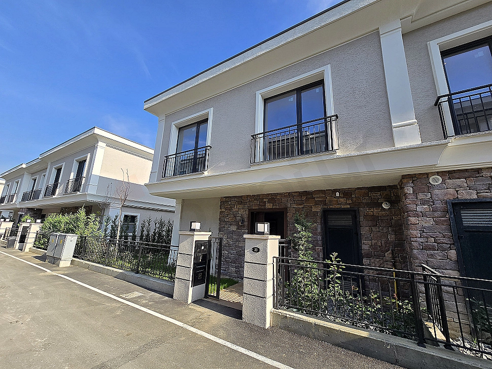 Başakşehir'de satılık eşyasız villa dış cephe görseli.
