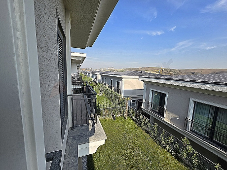 BAHÇEŞEHİR VİLLALAR BÖLGESİNDE | 2. KATTAN VADİ MANZARALI | 155 M² BAHÇELİ 5+1