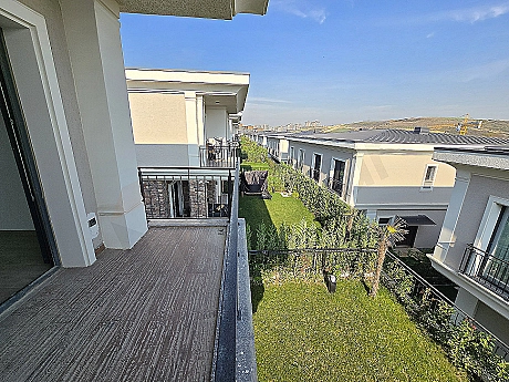 Geniş balkonlu lüks villa görseli.