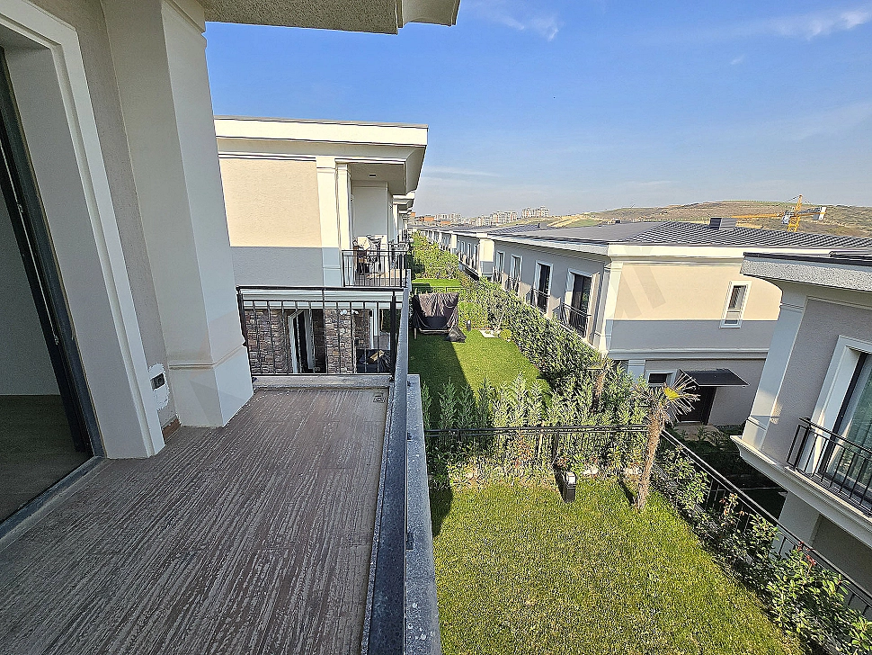 Geniş balkonlu lüks villa görseli.