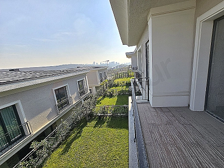 Geniş balkonlu modern villa görseli.