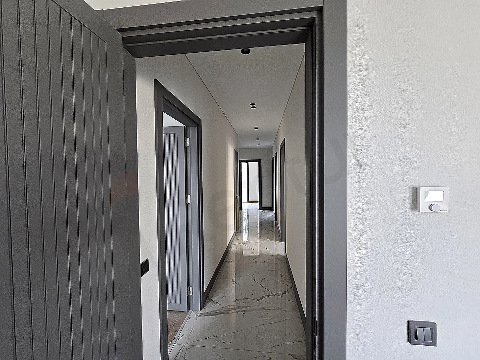 Başakşehir satılık villa koridor iç mekan fotoğrafı.