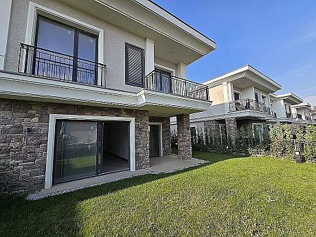 Başakşehir'de satılık villa bahçesi fotoğrafı.