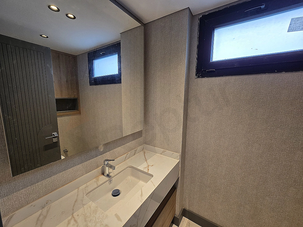 Modern tasarımlı, geniş ve aydınlık villa banyo görseli.