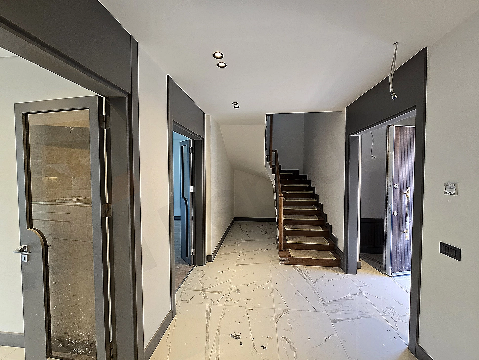 Villa giriş kapısı