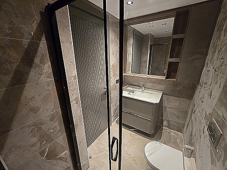 Modern tasarımlı bir banyo görüntüsü.