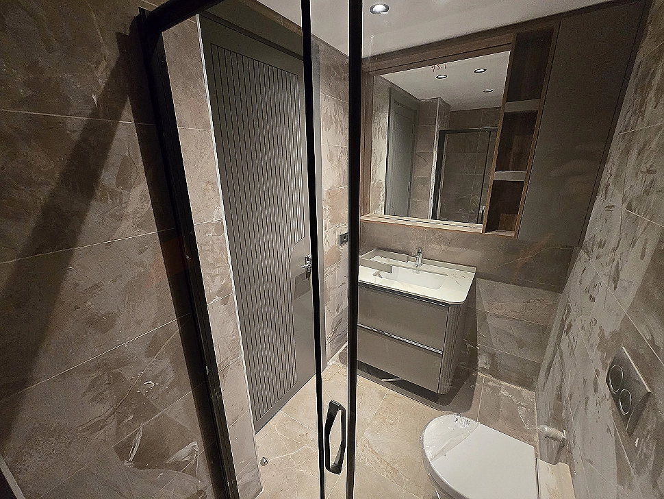 Modern tasarımlı bir banyo görüntüsü.