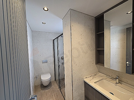 Modern tasarımlı banyo iç mekanı.