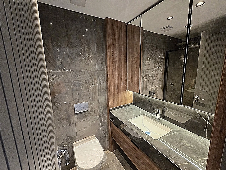 Modern tasarımlı, aydınlık ve geniş banyo iç mekan görüntüsü.