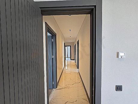 Geniş ve aydınlık villa koridoru iç mekan görüntüsü.