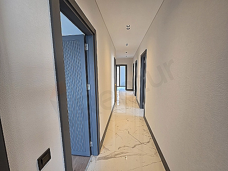 Geniş ve aydınlık villa koridoru.