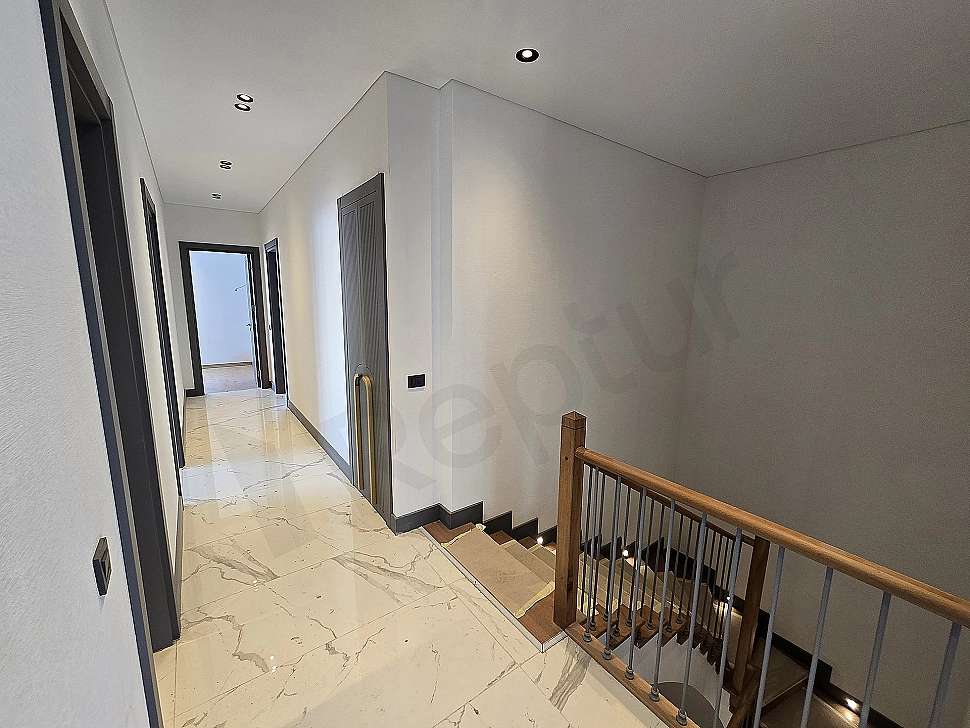 Başakşehir'de satılık eşyasız villa koridor görüntüsü.