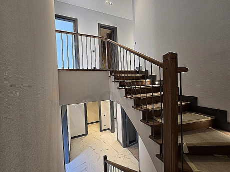 Başakşehir'de satılık villa koridor iç görünümü.